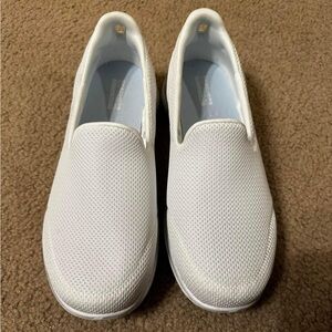Skechers, air cooled goga mat, size 9.5 W, white